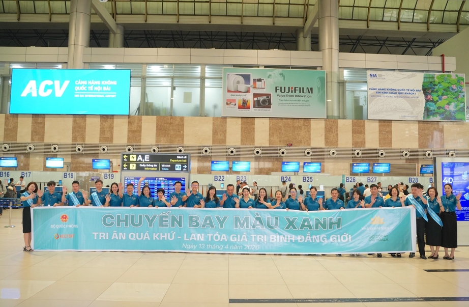 vietnam airlines phoi hop bo quoc phong to chuc chuyen bay mau xanh hinh anh 1