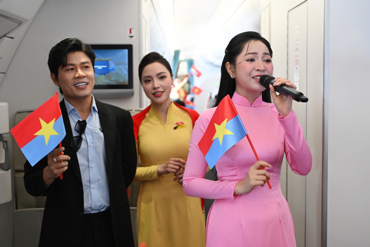 vietnam airlines ke cau chuyen hoa binh tren chuyen bay dac biet ngay 30 4 hinh anh 3