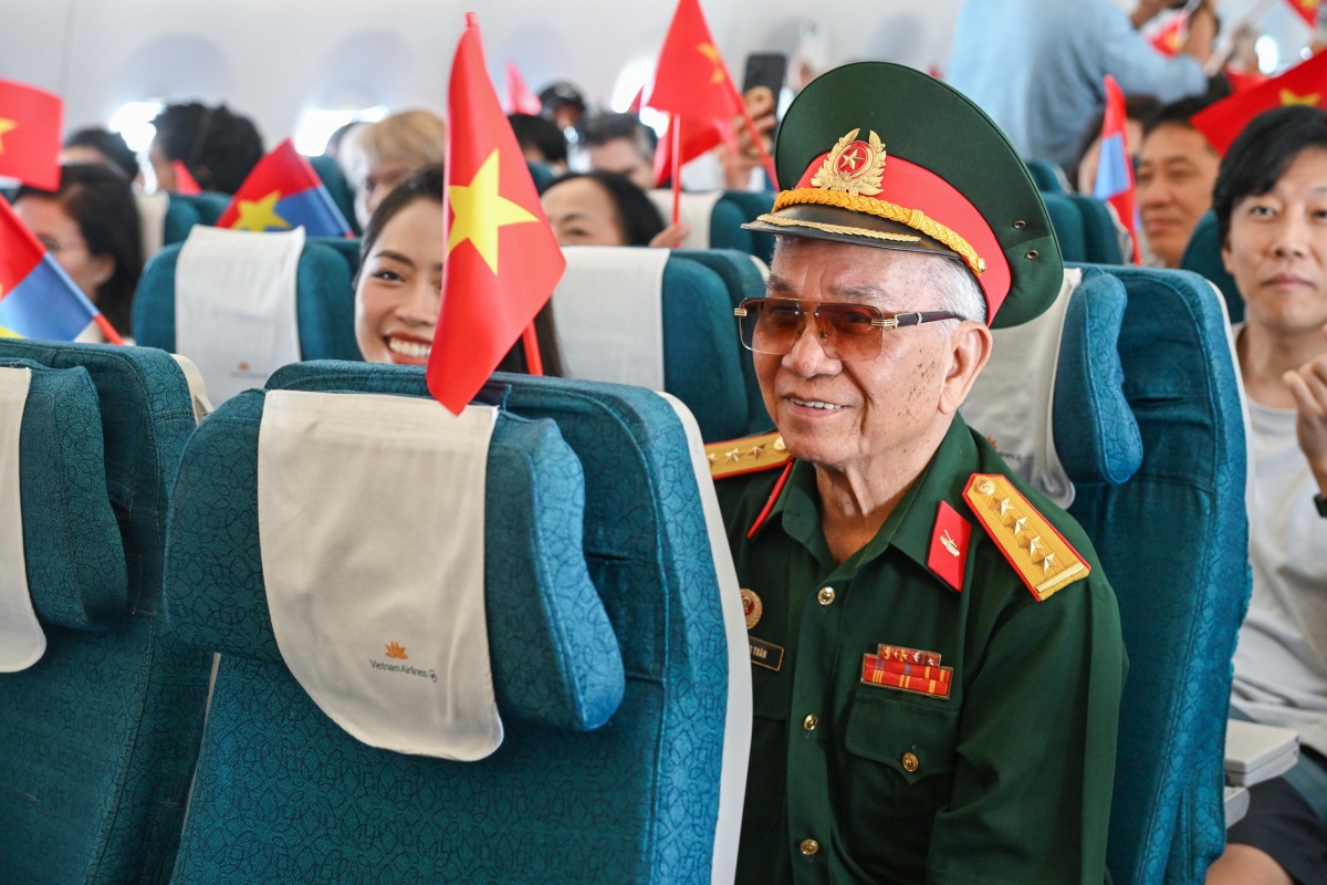 vietnam airlines ke cau chuyen hoa binh tren chuyen bay dac biet ngay 30 4 hinh anh 4