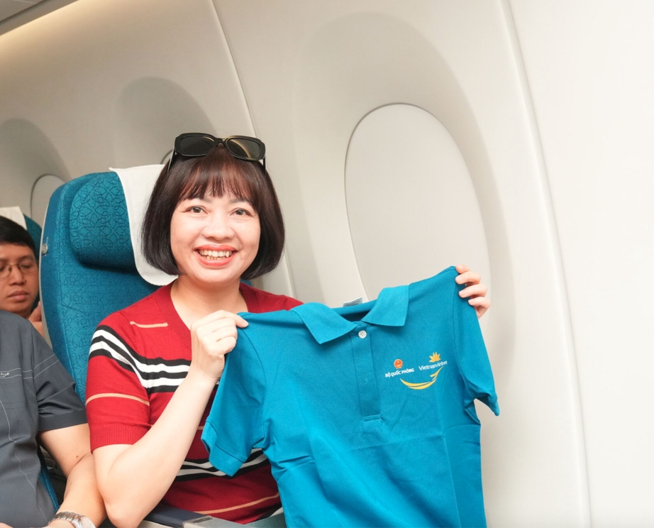 vietnam airlines phoi hop bo quoc phong to chuc chuyen bay mau xanh hinh anh 4