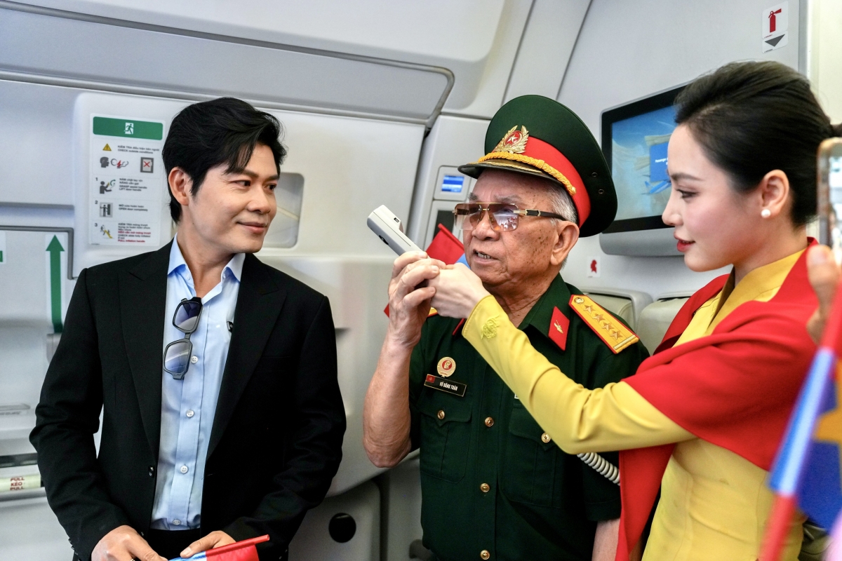 vietnam airlines ke cau chuyen hoa binh tren chuyen bay dac biet ngay 30 4 hinh anh 5