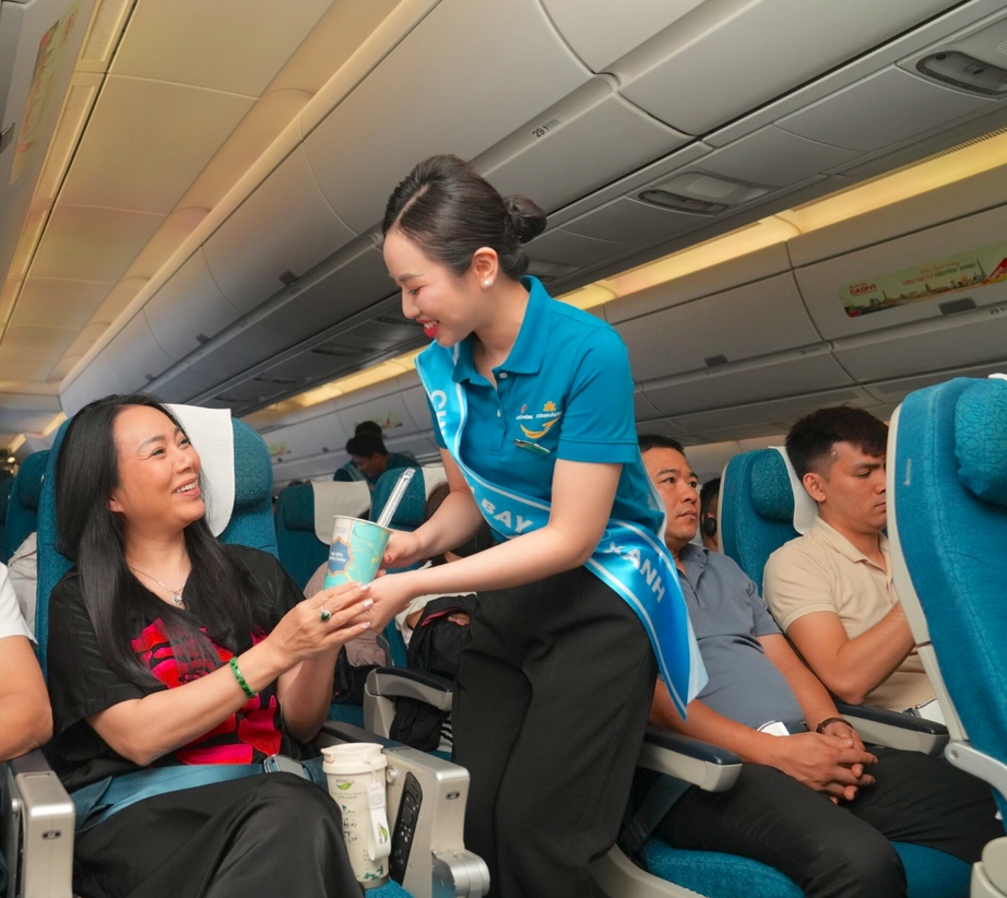vietnam airlines phoi hop bo quoc phong to chuc chuyen bay mau xanh hinh anh 5