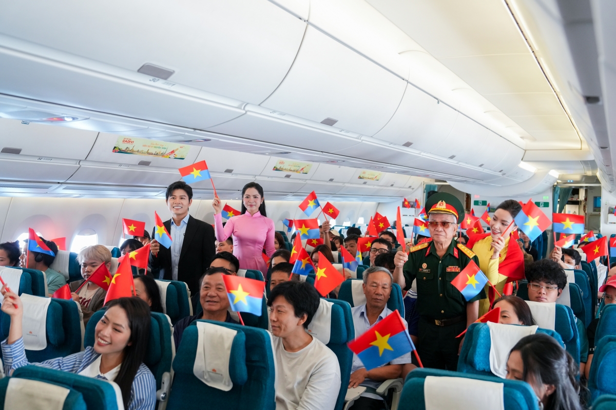 vietnam airlines ke cau chuyen hoa binh tren chuyen bay dac biet ngay 30 4 hinh anh 6