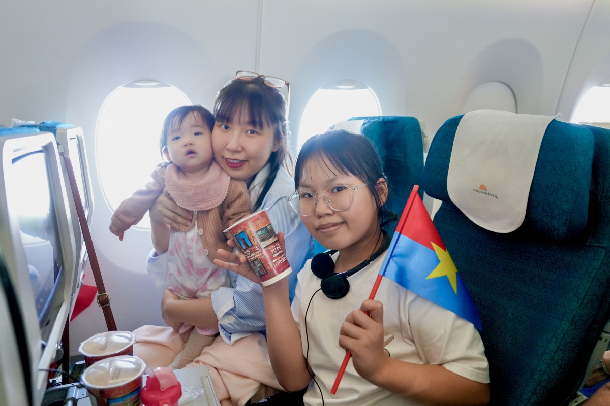vietnam airlines ke cau chuyen hoa binh tren chuyen bay dac biet ngay 30 4 hinh anh 7