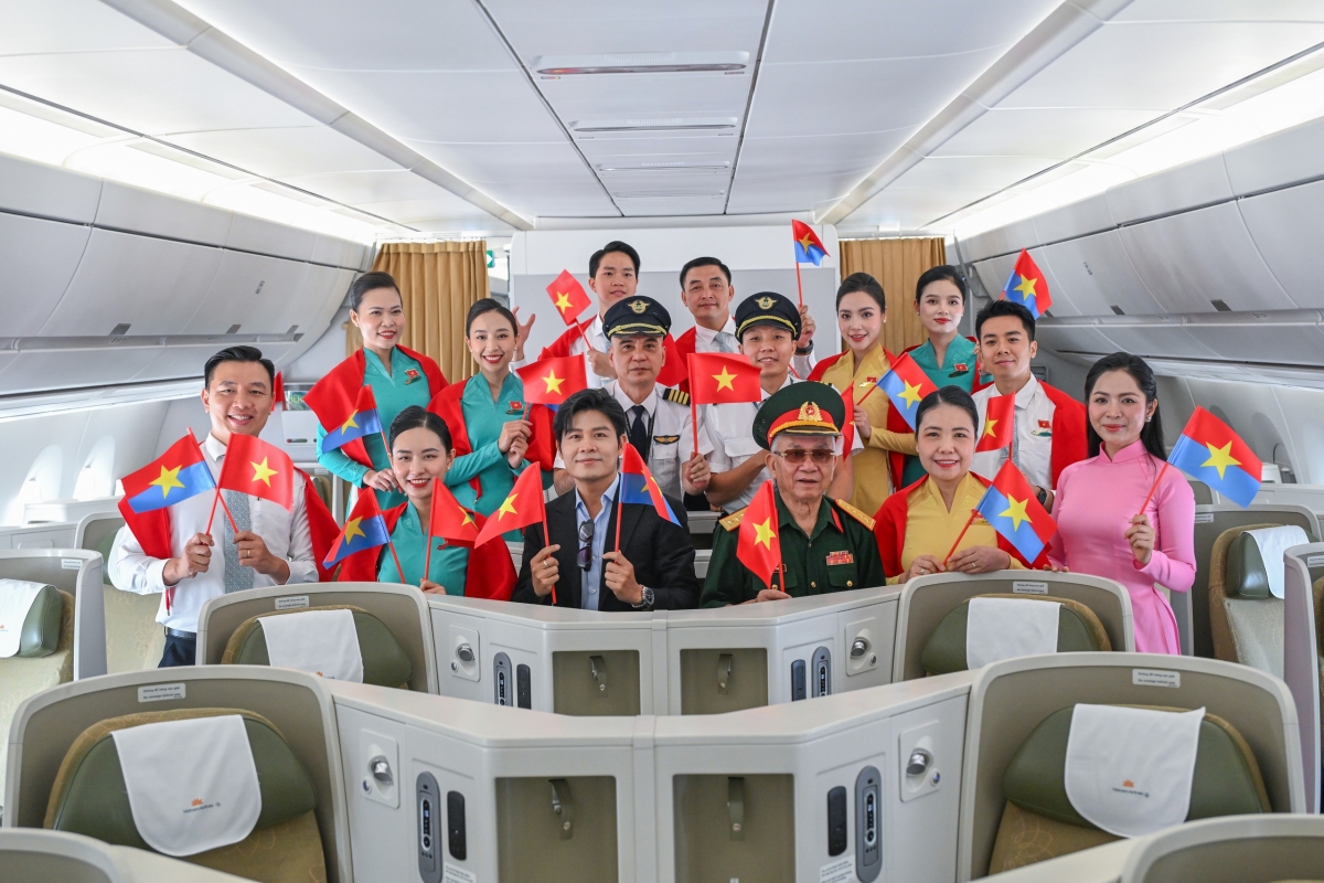 vietnam airlines ke cau chuyen hoa binh tren chuyen bay dac biet ngay 30 4 hinh anh 8