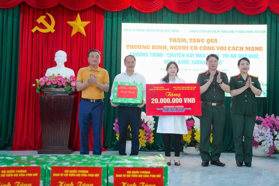 vietnam airlines phoi hop bo quoc phong to chuc chuyen bay mau xanh hinh anh 9