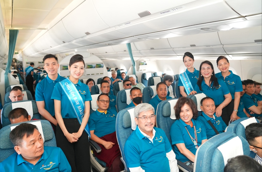 vietnam airlines phoi hop bo quoc phong to chuc chuyen bay mau xanh hinh anh 2