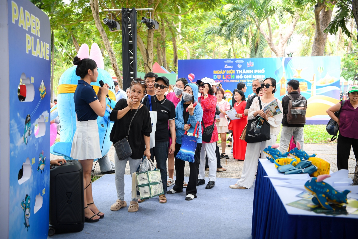 Người dân TP.HCM và du khách đội nắng săn tour du lịch hè