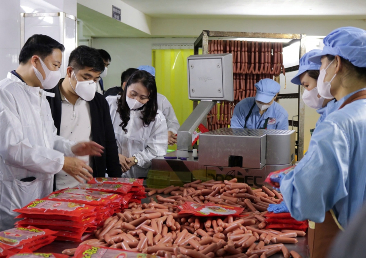 ngo doc thuc pham gia tang, mo cao diem siet bep an tap the, thuc an duong pho hinh anh 1