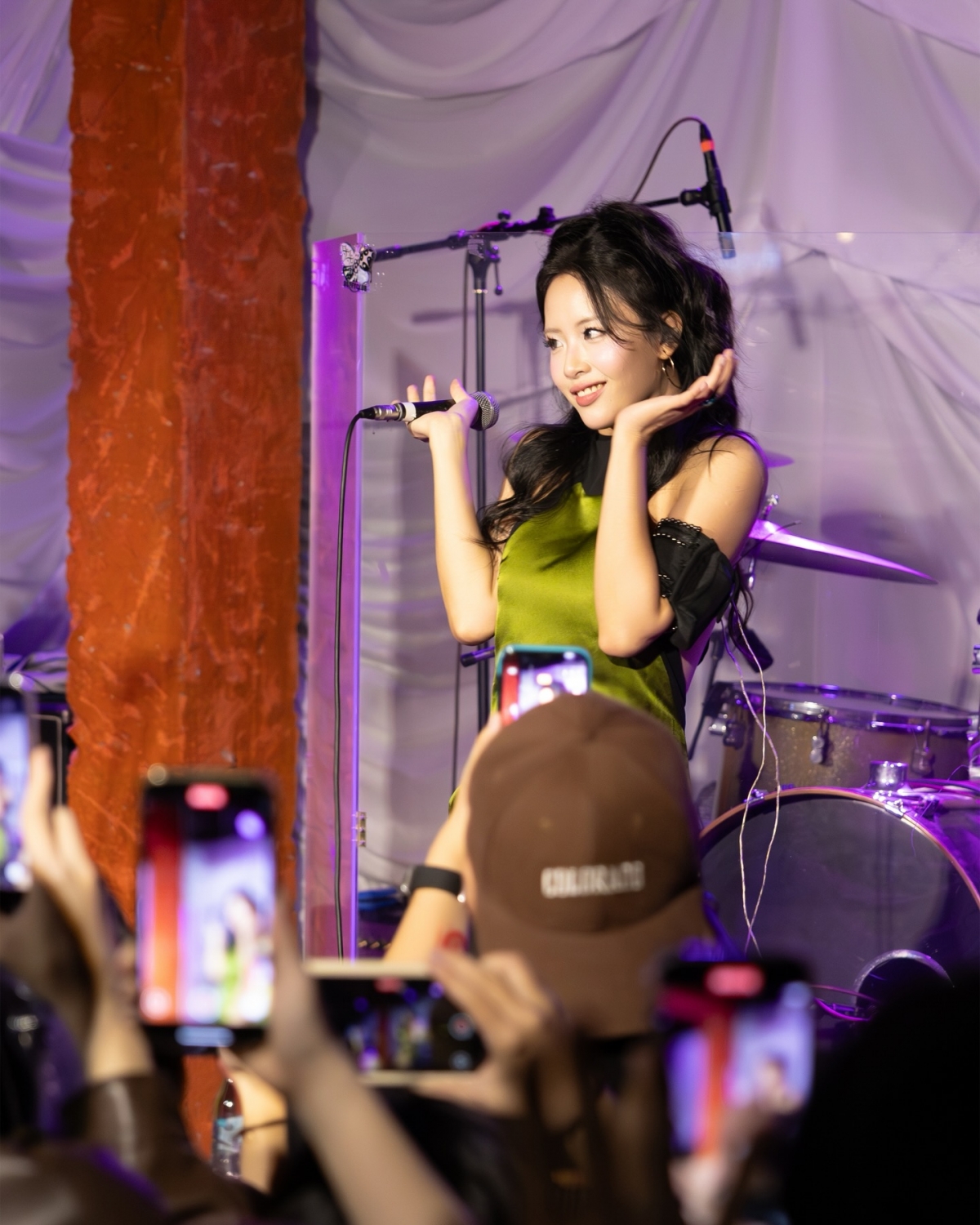 vu thanh van chuyen minh thanh chivan cu re tao bao ra san khau chau A hinh anh 3