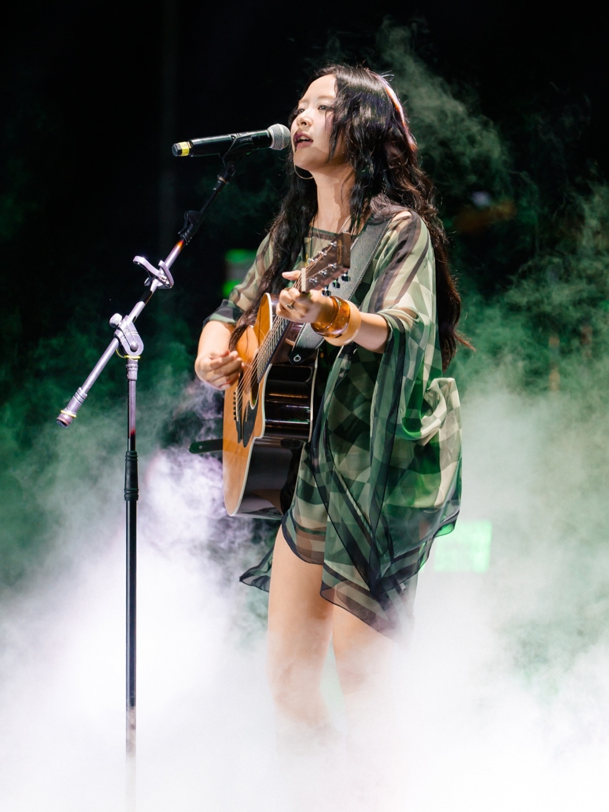 vu thanh van chuyen minh thanh chivan cu re tao bao ra san khau chau A hinh anh 2