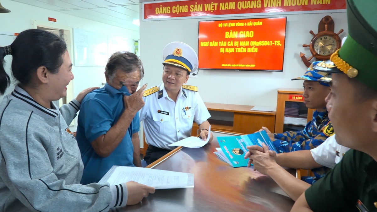 vung 4 hai quan ban giao ngu dan duoc cuu chua tai dao song tu tay cho gia dinh hinh anh 2