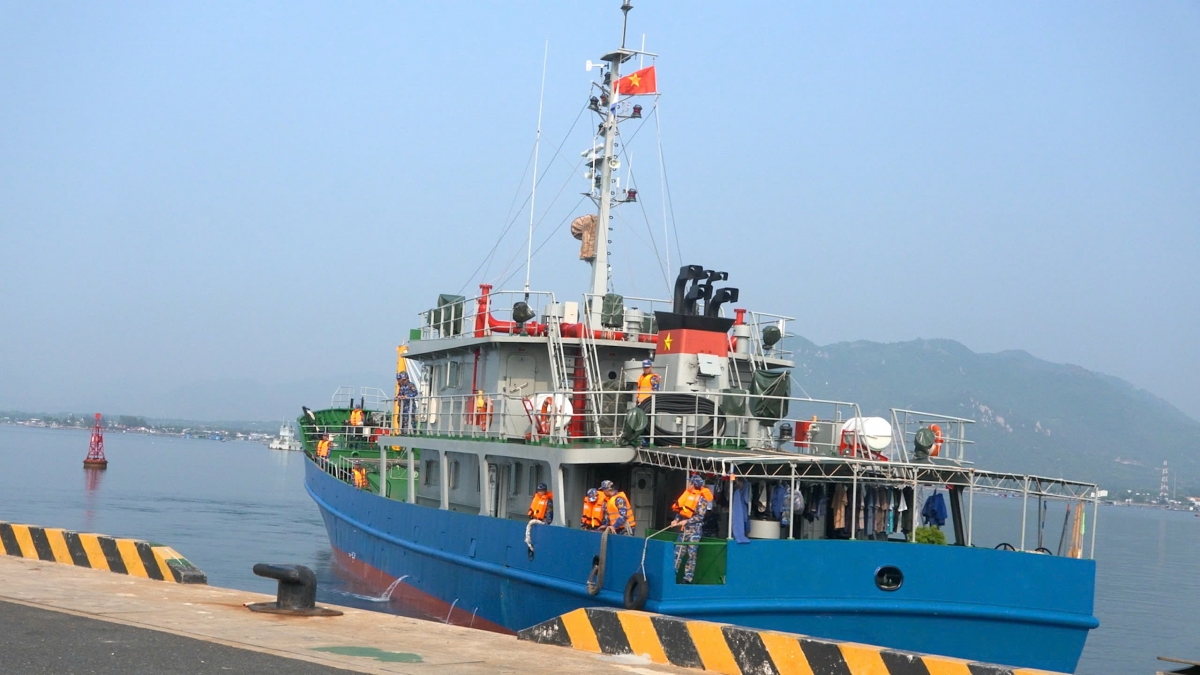 vung 4 hai quan ban giao ngu dan duoc cuu chua tai dao song tu tay cho gia dinh hinh anh 3