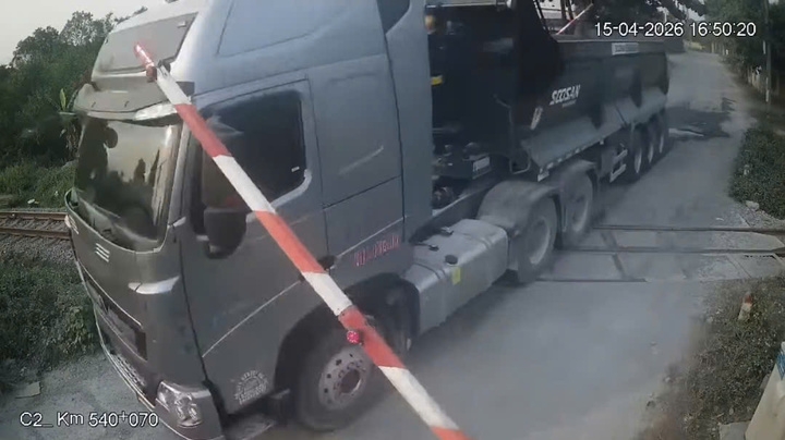 quang tri xu ly tai xe o to dau keo lieu linh vuot rao chan duong sat khi den do hinh anh 1