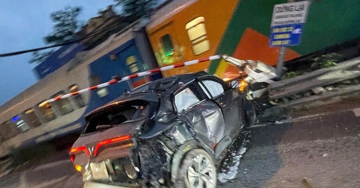 co vuot qua duong ray, o to bi tau hoa tong tai Dai xuyen, ha noi hinh anh 2