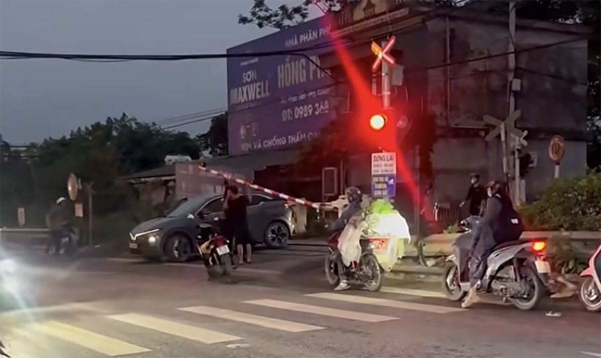 co vuot qua duong ray, o to bi tau hoa tong tai Dai xuyen, ha noi hinh anh 1