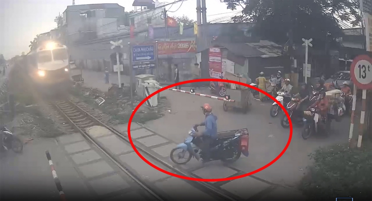 Suýt mất mạng khi lái xe máy vượt rào chắn dù tàu hỏa đang lao tới