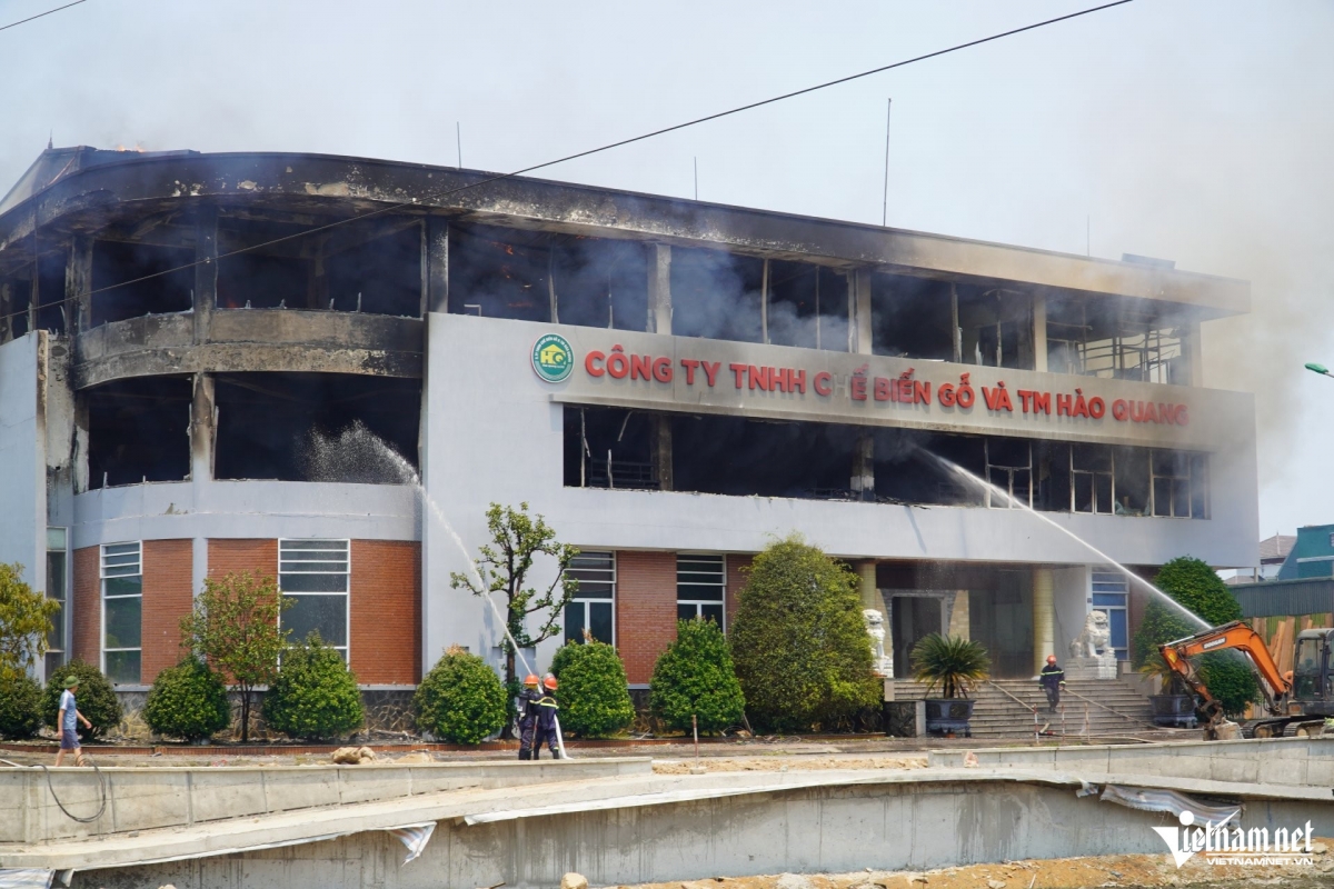 chay lon tai cong ty che bien go, cot khoi den boc cao hang chuc met hinh anh 5