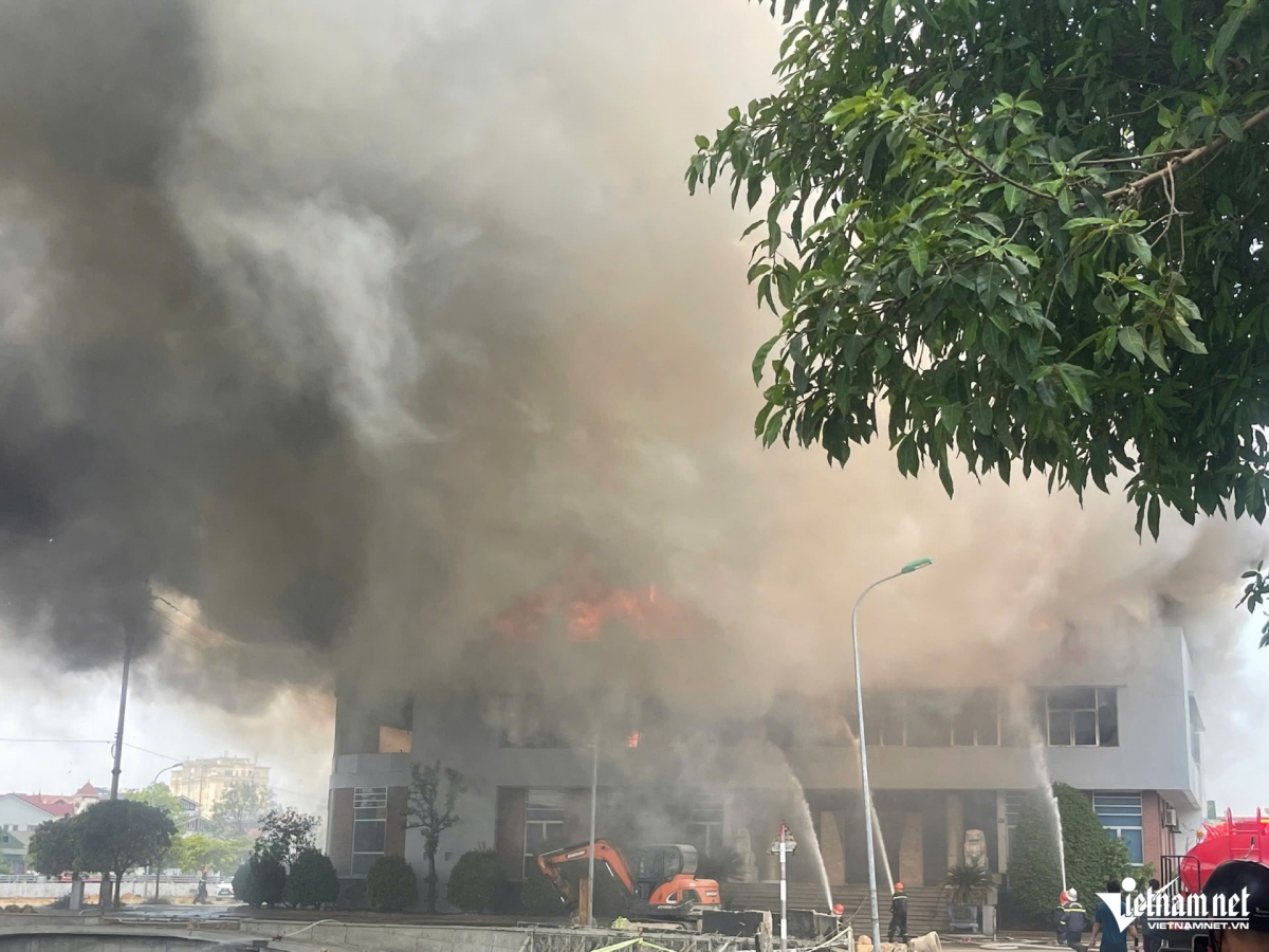 chay lon tai cong ty che bien go, cot khoi den boc cao hang chuc met hinh anh 2