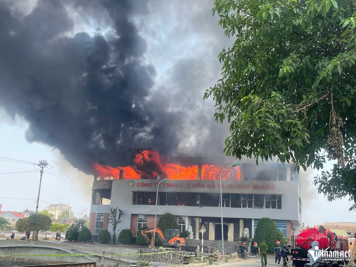 chay lon tai cong ty che bien go, cot khoi den boc cao hang chuc met hinh anh 1