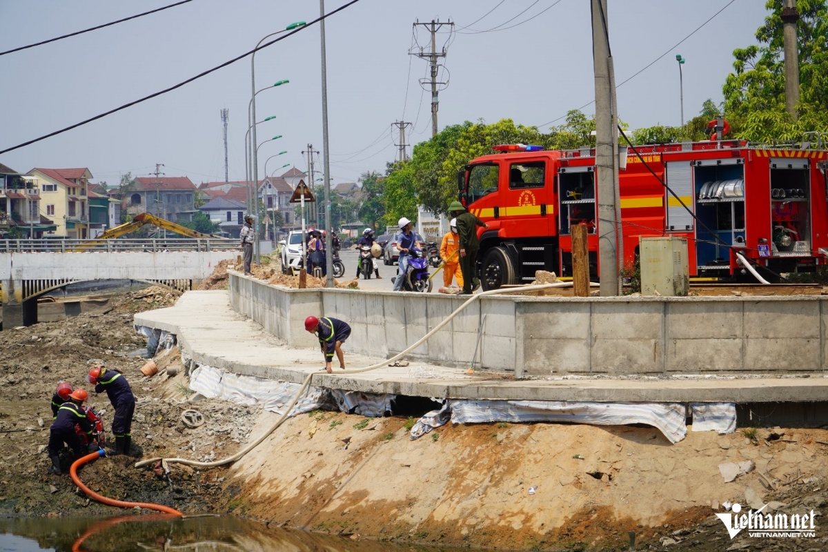 chay lon tai cong ty che bien go, cot khoi den boc cao hang chuc met hinh anh 4