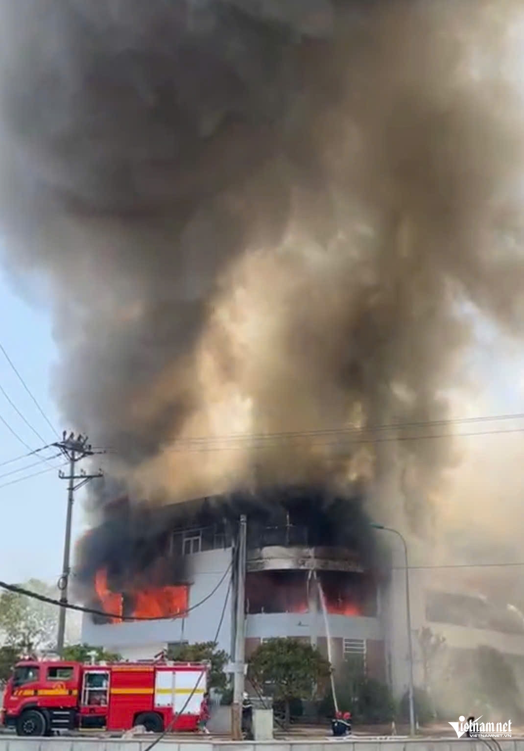 chay lon tai cong ty che bien go, cot khoi den boc cao hang chuc met hinh anh 3