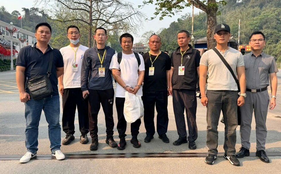 foreign national wanted under international warrant arrested in da nang picture 1