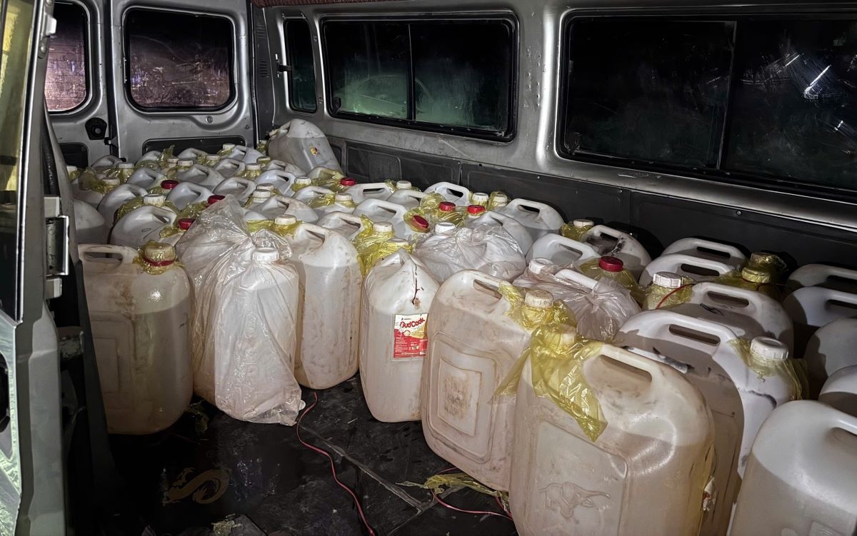 Phát hiện xe chở 50 can nhựa đầy xăng chuẩn bị đưa qua Lào tiêu thụ trái phép