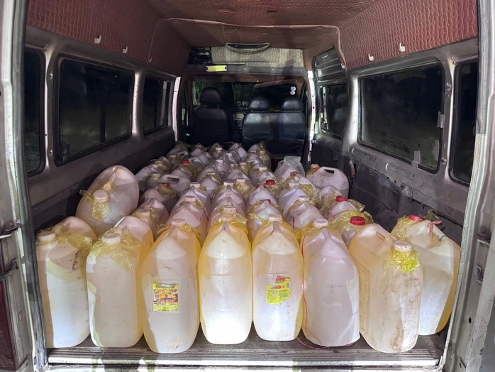 phat hien xe cho 50 can nhua day xang chuan bi dua qua lao tieu thu trai phep hinh anh 1