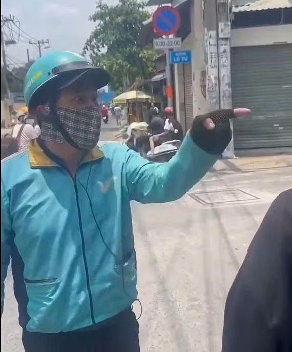 cong an xu ly nguoi mac ao xe om cong nghe danh nguoi o tp.hcm hinh anh 1