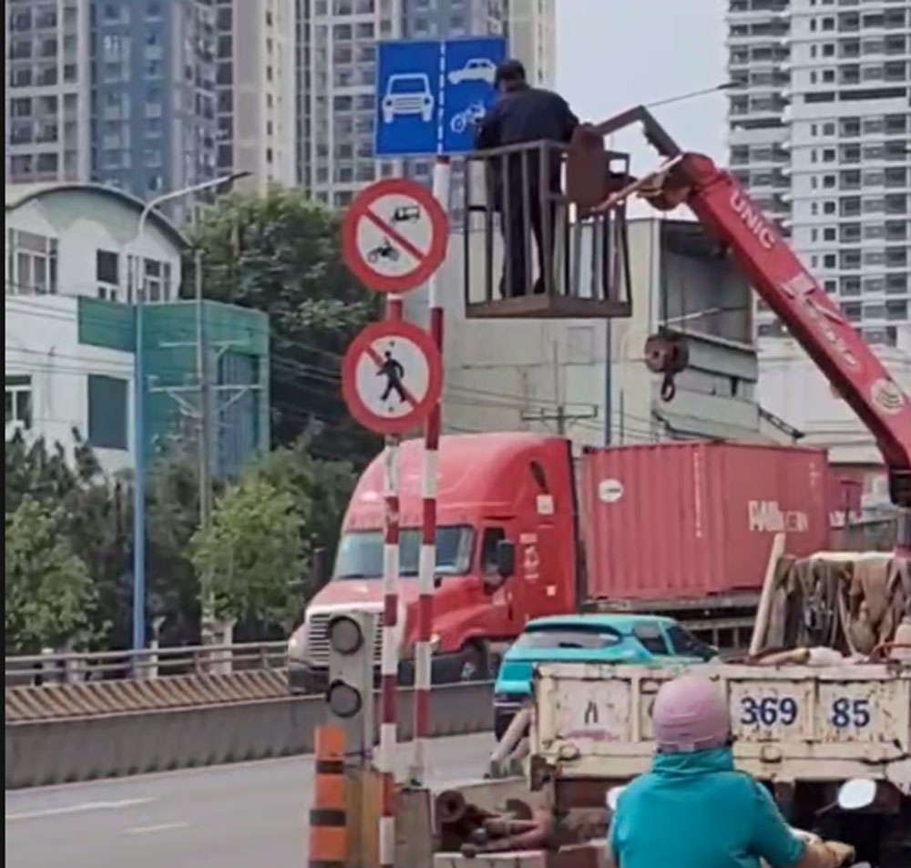 cam tuyet doi xe may len cau vuot 550 o tp.hcm hinh anh 1