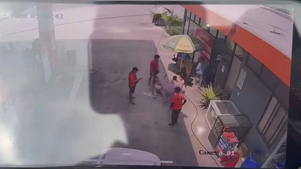 be gai gan 2 tuoi bi xe can tu vong khi nam choi trong cay xang o tp.hcm hinh anh 2