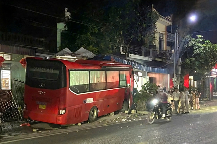 xe khach lao vao nha dan o ninh binh hinh anh 1