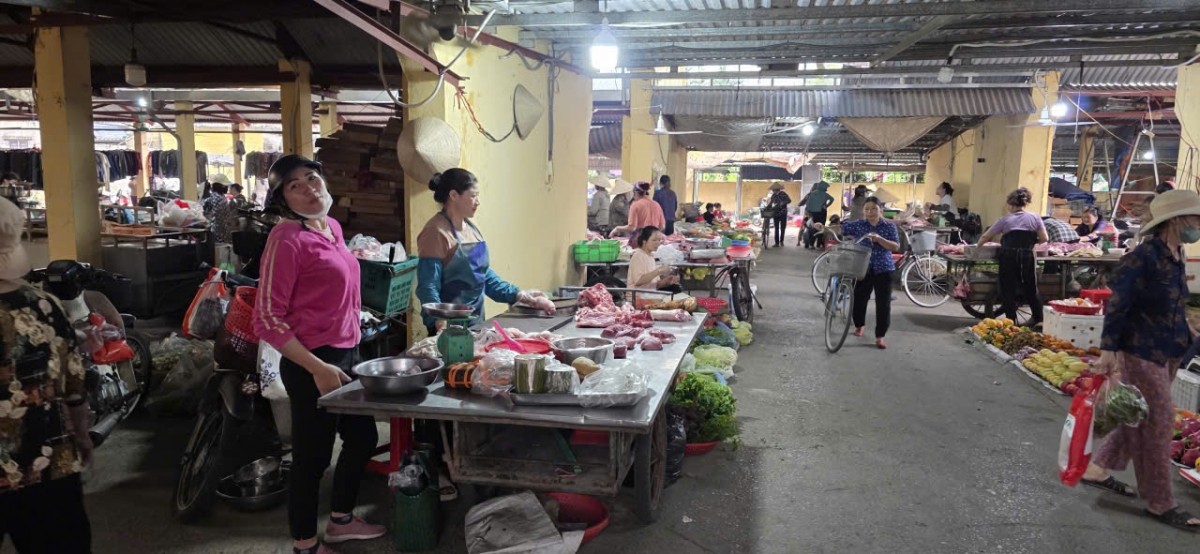nhieu mat hang tang gia tu tui nilon tro di, cho que ninh binh vang nguoi mua hinh anh 1