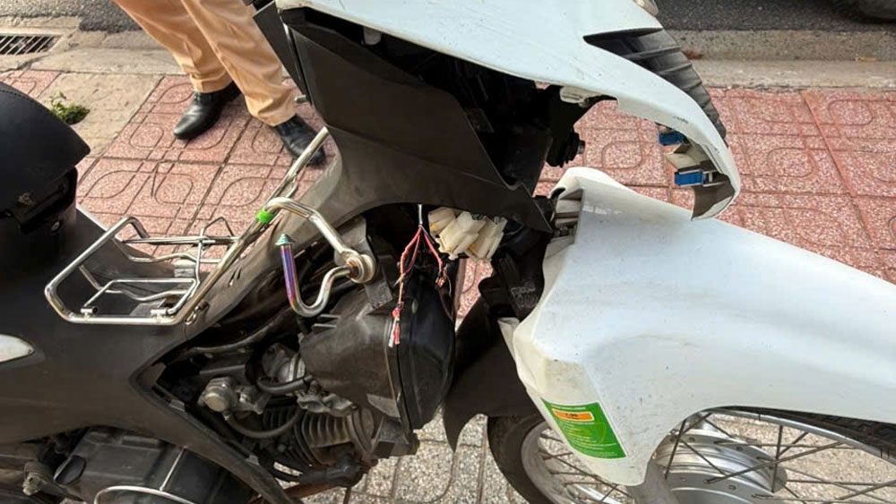 lo dien ten trom tu chiec xe may khong chia khoa luu thong tren duong hinh anh 2