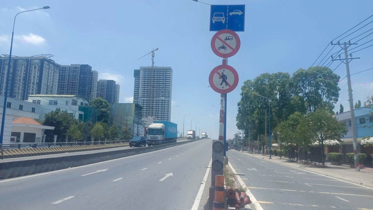 cam tuyet doi xe may len cau vuot 550 o tp.hcm hinh anh 2