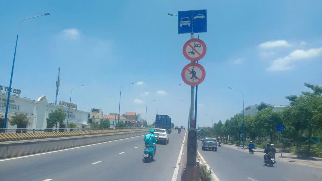 cam tuyet doi xe may len cau vuot 550 o tp.hcm hinh anh 3