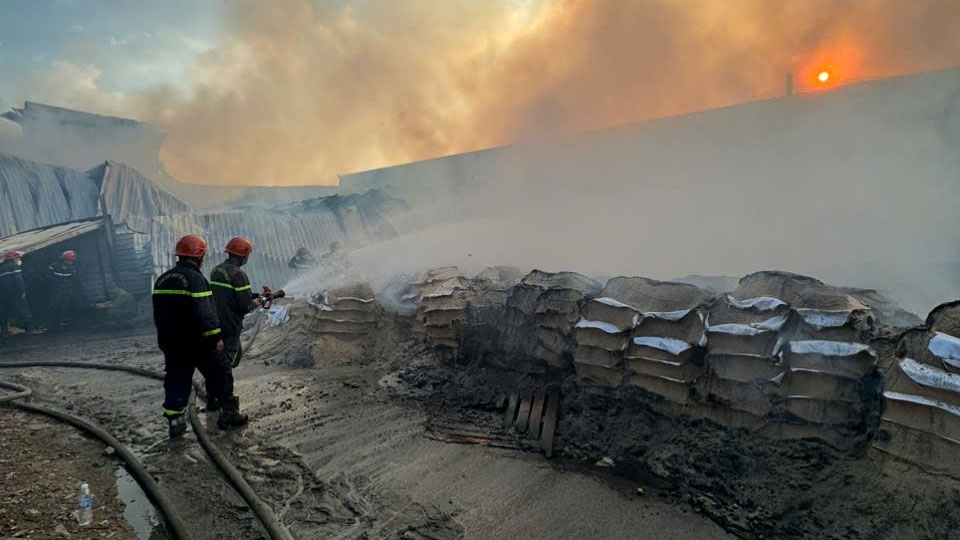 Nổ máy nghiền dăm bào gây cháy nhà xưởng ở TP.HCM, 3 người bị thương