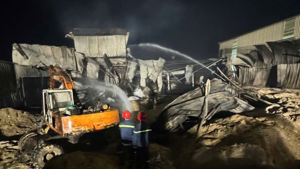 vu no may nghien dam bao gay chay lam 3 nguoi bi thuong nha xuong xay lau hinh anh 2