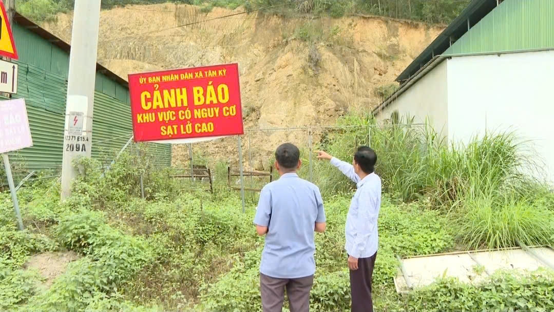 Sạt lở tại Nghệ An, người dân sống bên "miệng tử thần"