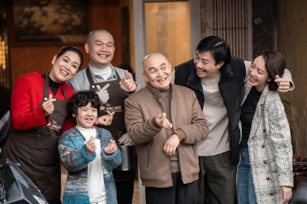 phim tet lan luot roi rap, 2 tac pham nao van bam tru duong dua hinh anh 3