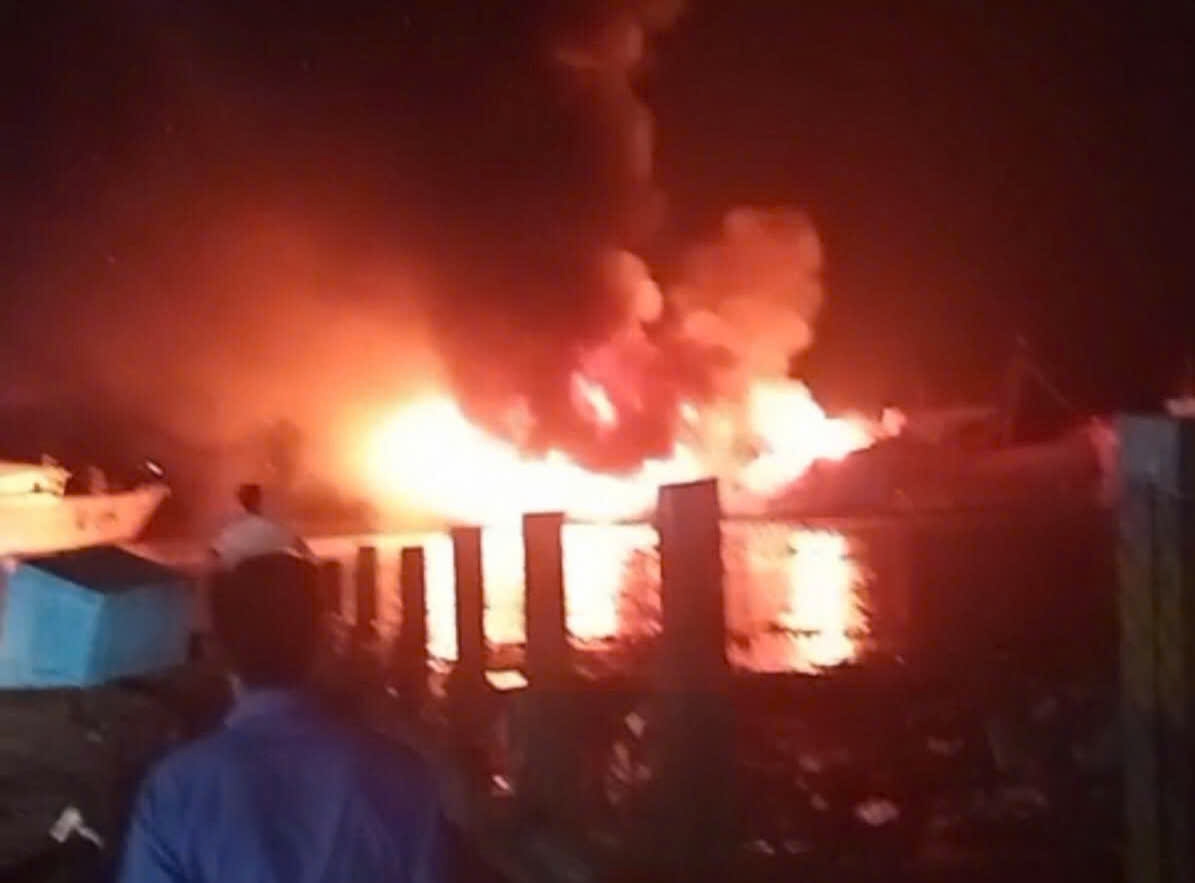 hoa hoan bat ngo thieu rui tau ca tai cang quan vinh, ninh binh hinh anh 1