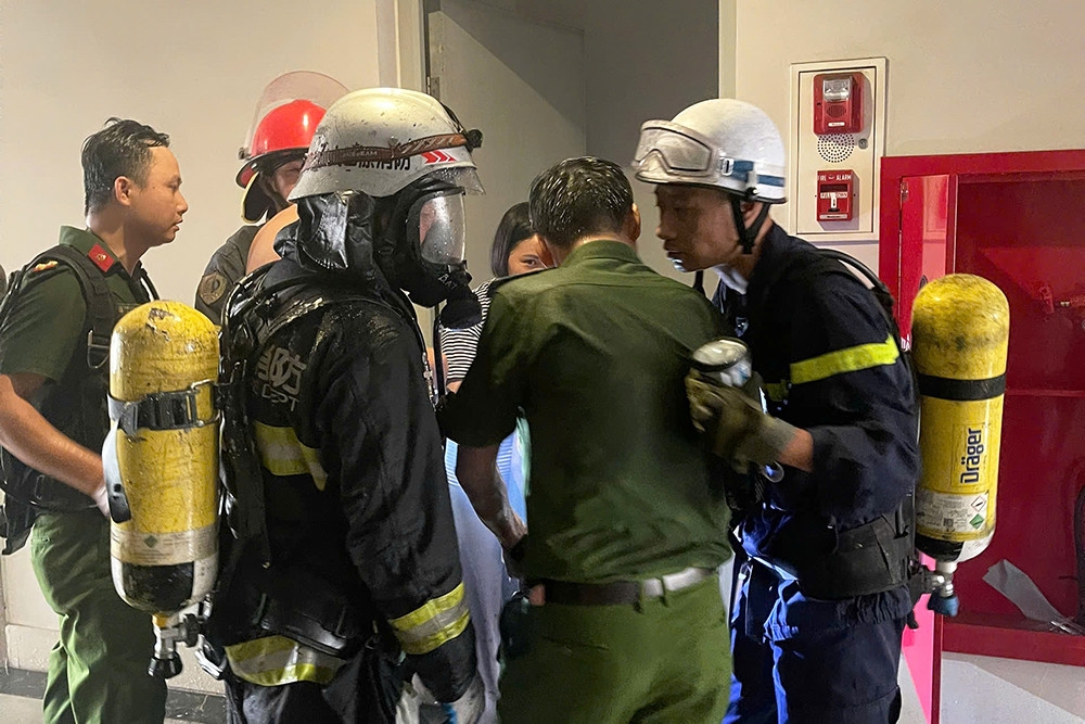 chay chung cu o ha noi, lua boc ngun ngut tai tang 6 hinh anh 3