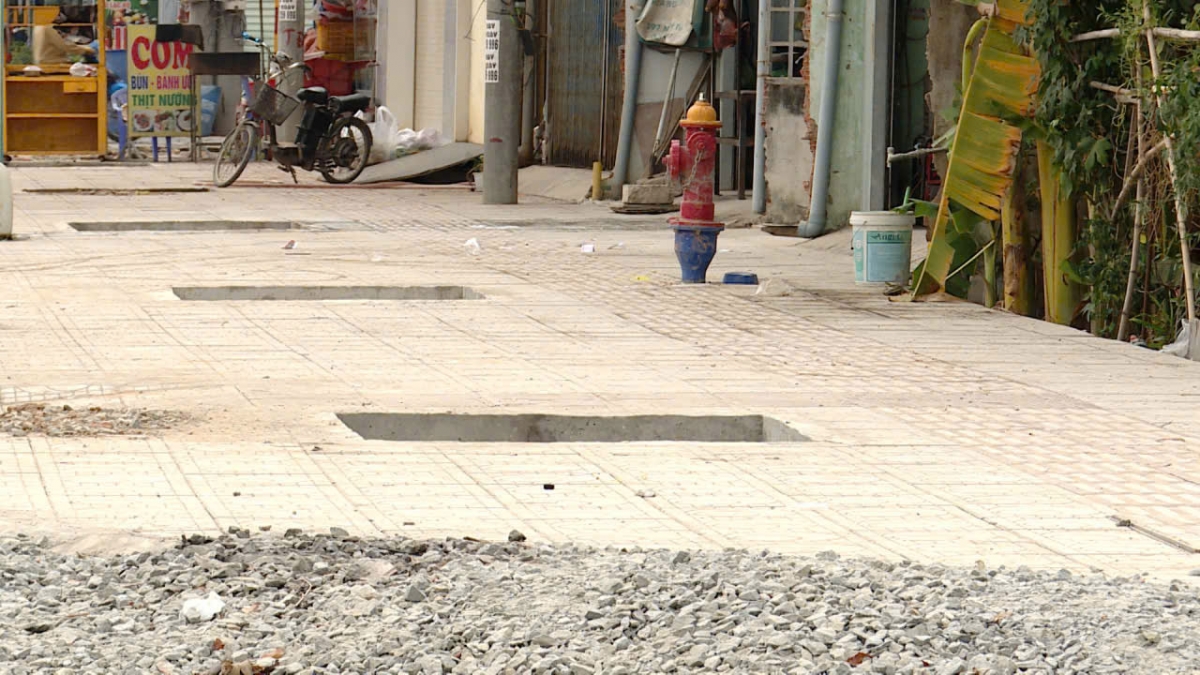 cong trinh ngan ty dong tai tp.hcm giang bay nguoi di bo bang hang loat ho sau hinh anh 1