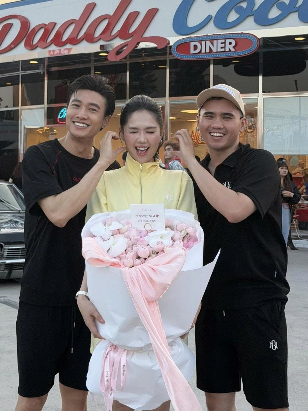 sao viet 18 4 phuong oanh vao bep lam banh cung hai con song sinh hinh anh 8