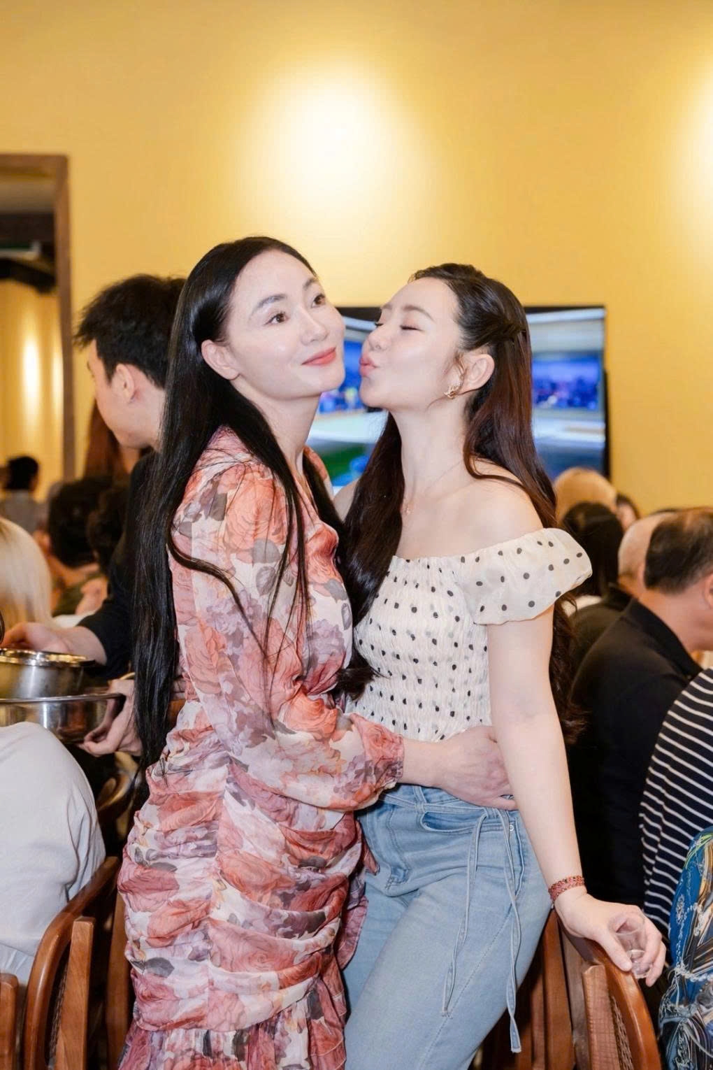 sao viet 18 4 phuong oanh vao bep lam banh cung hai con song sinh hinh anh 7