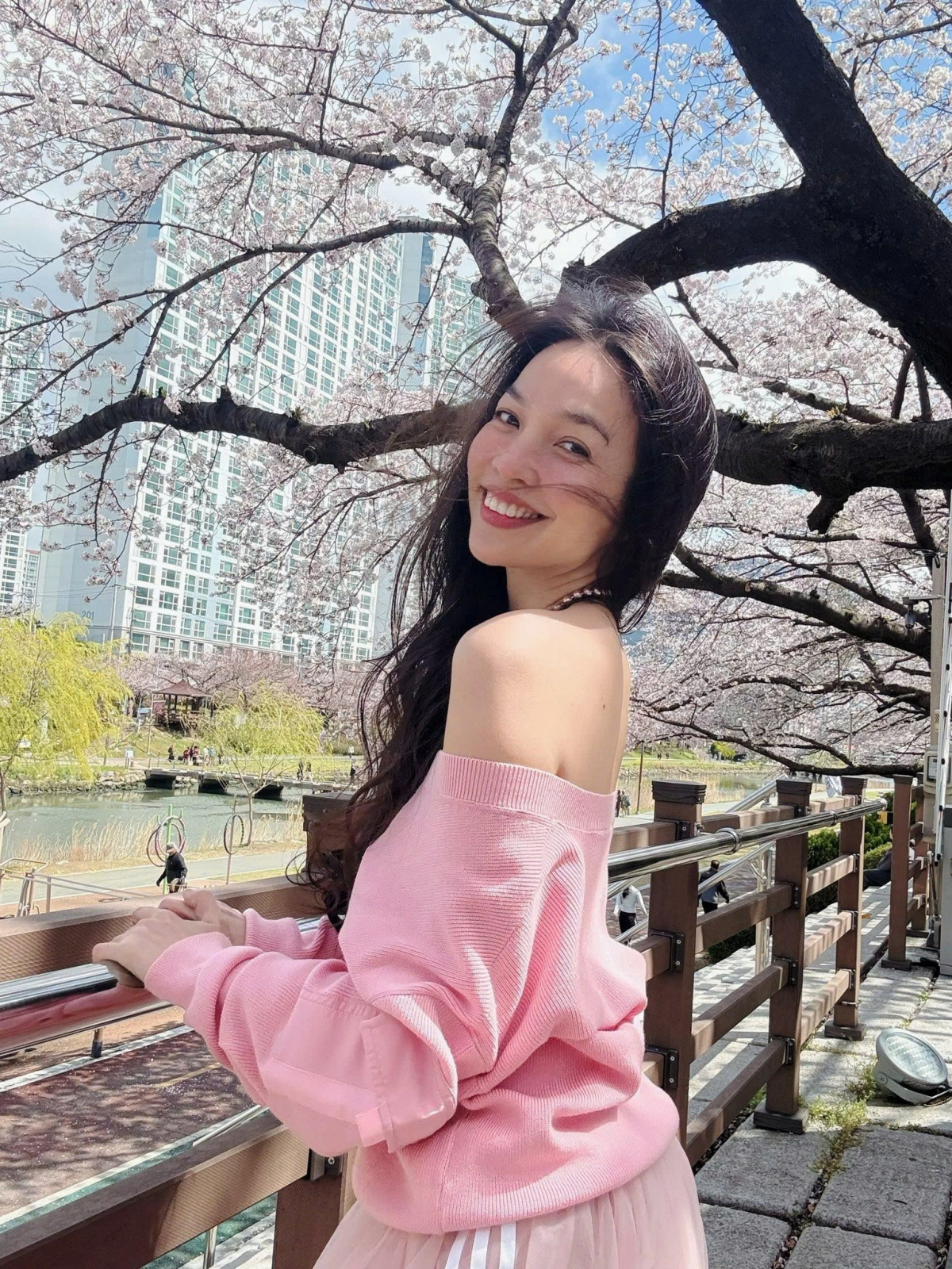 sao viet 18 4 phuong oanh vao bep lam banh cung hai con song sinh hinh anh 6