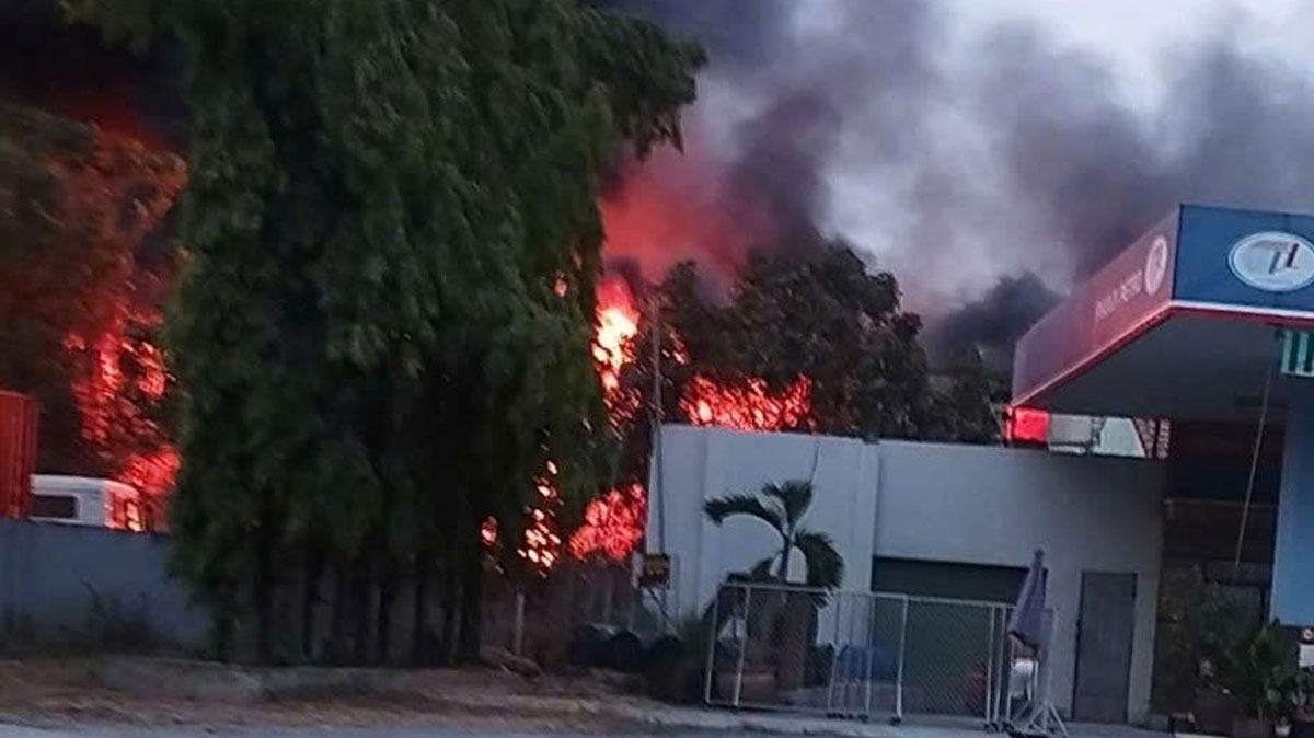 chay nha kho cong ty san xuat ghe sofa sat vach cay xang o tp.hcm hinh anh 1