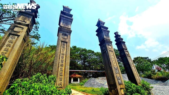 ve tham noi dat lang mo cua than phu nam phuong hoang hau hinh anh 6