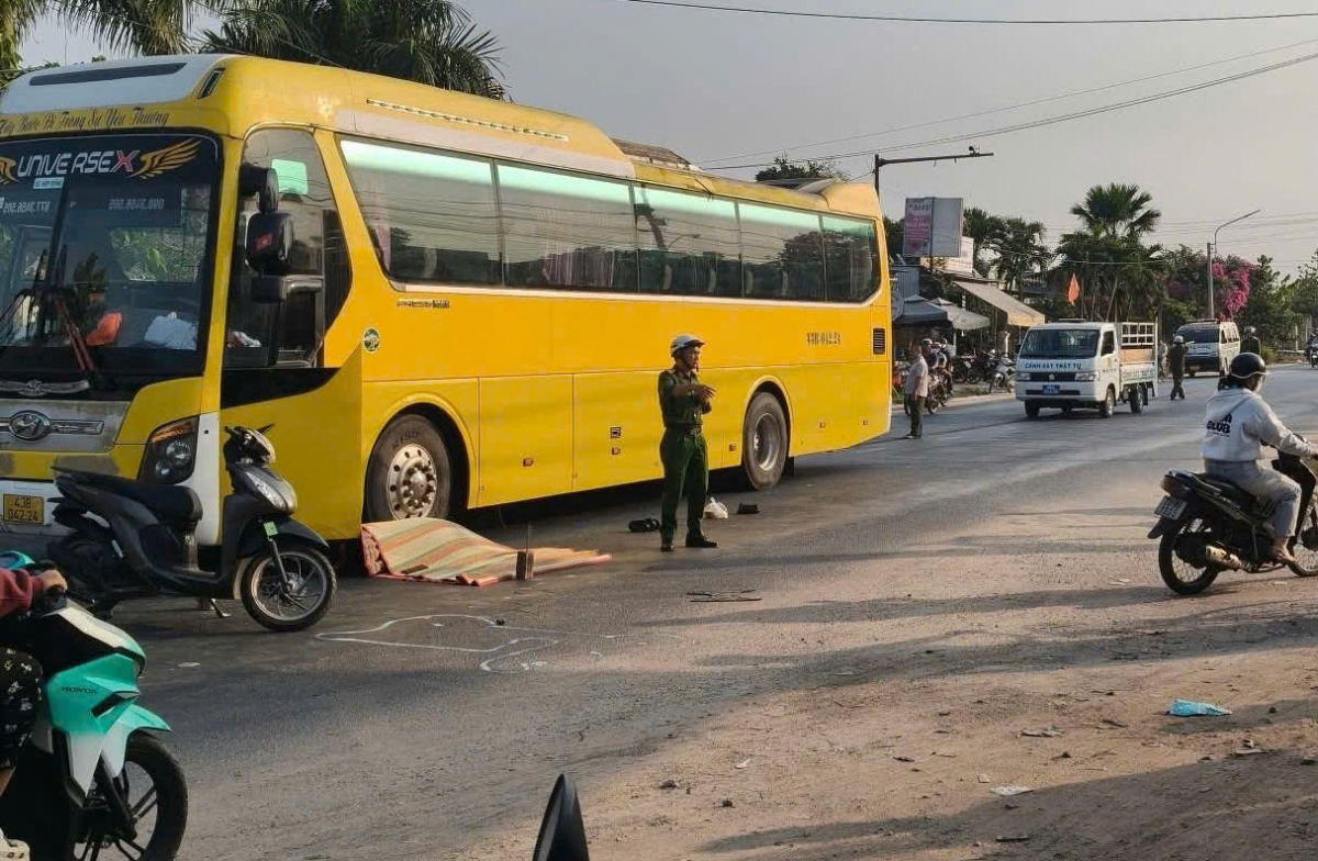 nu cong nhan tu vong sau va cham voi xe khach hinh anh 1